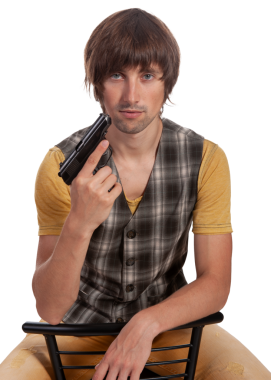 Tabancası olan kendine güvenen biri şık giysiler içinde parlak bir mekanda oturur..