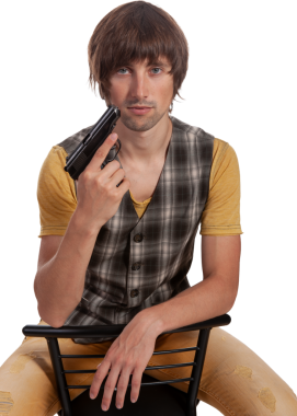 Saçları dağınık genç bir adam tabancayla poz veriyor, cesur bir tavırla..