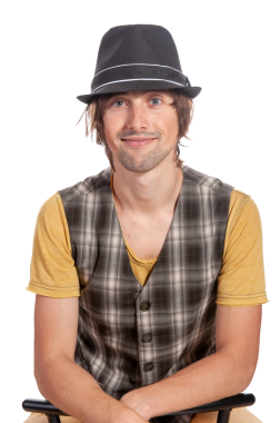 Kendine güveni tam genç bir adam şık bir kıyafetle cazibesini gösteriyor, coşkuyla parıldıyor..