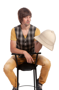 Düşünceli bir adam sandalyede oturur, elinde kaliteli bir kaşif şapkası vardır..