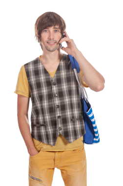 Sıradan giyinmiş gülümseyen genç adam, çanta taşırken telefonla konuşuyor..