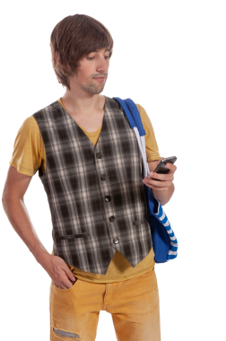 Genç adam tesadüfen telefonunu inceliyor, yelekli ve modaya uygun bir kıyafet giyiyor..