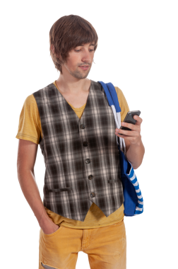 Ekoseli yelek giyen genç bir adam akıllı telefonuyla rastgele takılıyor..