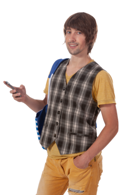 Moda kıyafetleri giymiş neşeli genç adam akıllı telefonuyla etkileşime giriyor..