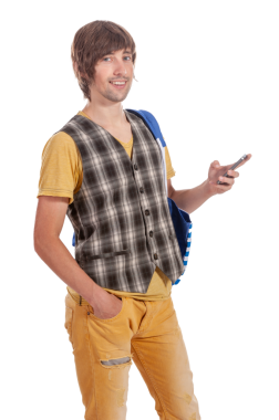 Ekoseli yelek giymiş gülümseyen genç adam telefonuna neşeyle bakıyor..