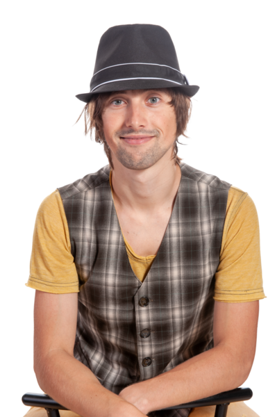 Kendine güveni tam genç bir adam şık bir kıyafetle cazibesini gösteriyor, coşkuyla parıldıyor..