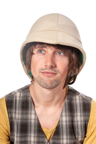 Antika bir kaşif şapkası ve yeleği giyen bir adam tuhaf bir moda anlayışı sergiliyor..