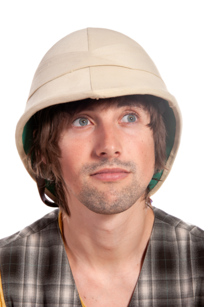 Bir adam klasik bir miğfer takar, eğlenirken merak ve tarz gösterir..