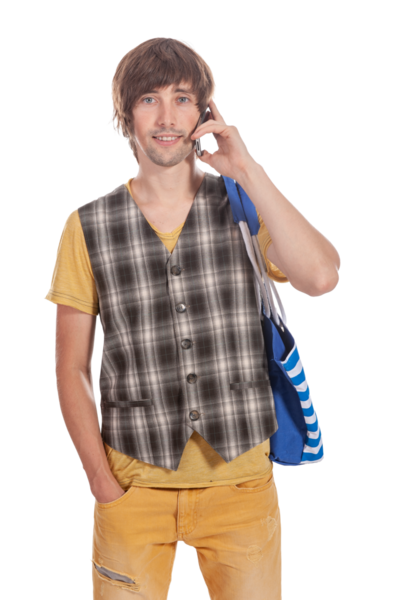 Sıradan giyinmiş gülümseyen genç adam, çanta taşırken telefonla konuşuyor..