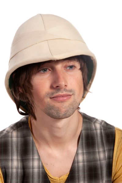 Genç bir adam, eşsiz bir şapkayla süslenmiş, klasik bir kıyafet sergiliyor..