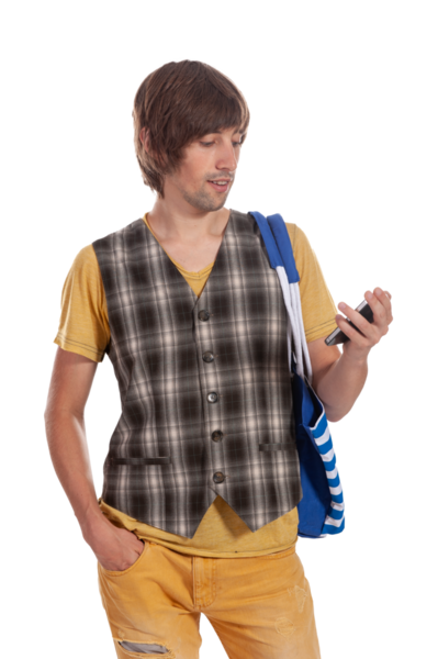 Şık bir yelek giyen adam akıllı telefonunu rahat bir ifadeyle kontrol ediyor..