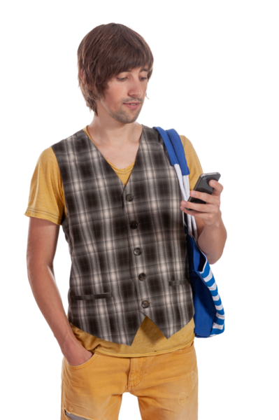 Ekoseli yelek giyen genç bir adam akıllı telefonuyla rastgele takılıyor..