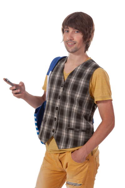 Moda kıyafetleri giymiş neşeli genç adam akıllı telefonuyla etkileşime giriyor..