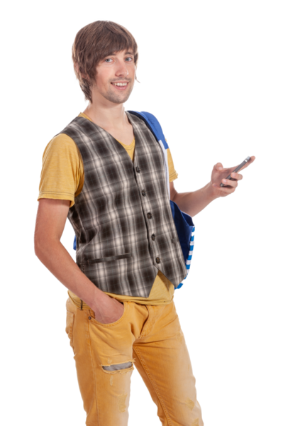 Ekoseli yelek giymiş gülümseyen genç adam telefonuna neşeyle bakıyor..