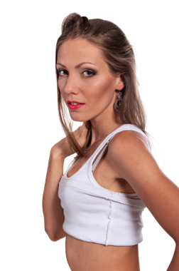 Çarpıcı bir model zarif ve kendine güvenen beyaz bir bluz sergiliyor..