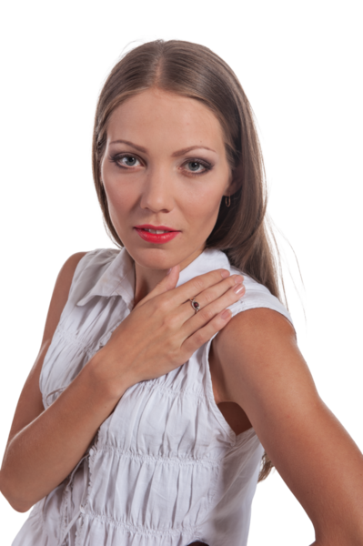 Model, beyaz bir arkaplana usulca poz verirken zamansız zarafet sergiler.