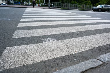 Yoğun bir şehir kavşağında yayaları güvenli bir şekilde karşıya geçiren önemli bir yaya geçidi bulunur..