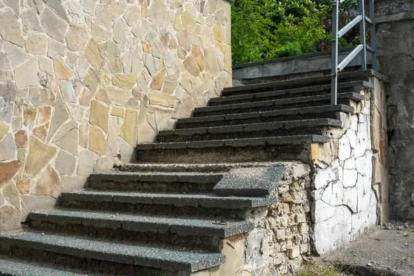 Yosun kaplı kadim adımlar ilerideki doğanın güzelliğini gösteriyor..