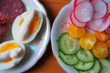 Parlak renkli sebzeler ve mükemmel hazırlanmış yumurtalar lezzetli bir atıştırmalık oluşturur..