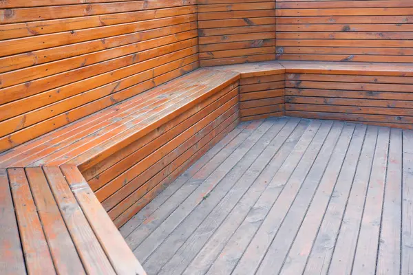 Doğal ahşap bankların dinlenmek için mükemmel olduğu sıcak, davetkar bir köşe..