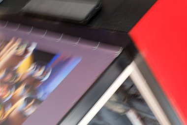 Dinamik bir bulanıklık canlı, yaratıcı bir kafe atmosferi sergiliyor.