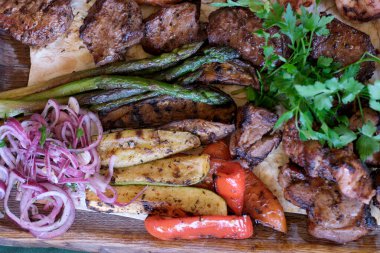 Izgara et ve taze sebze karışımının tadını çıkarın.!