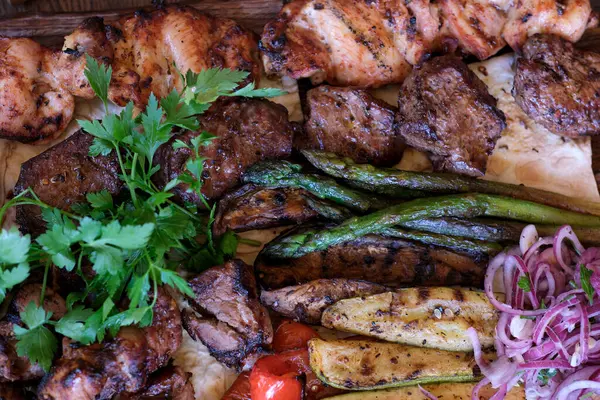 Izgara et ve sebzeler güzelce dizilmiş, lezzet ve renkle dolup taşmış..