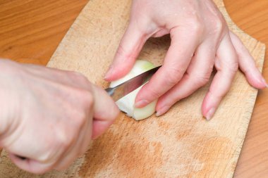 Mutfak hazırlıkları elleri soğan doğrarken, yeteneklerini sergileyerek ve odaklanarak başlar..