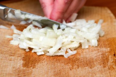 Çıtır beyaz soğanlar tahtadan ince ince doğranır..
