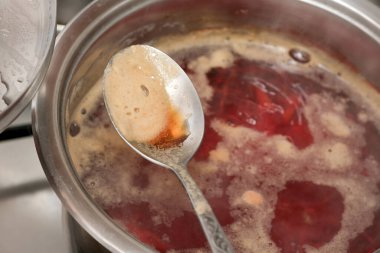 Zengin bir bira köpüğü sobanın üzerinde nazikçe köpürüyor, havayı sıcaklık ve aromayla dolduruyor..