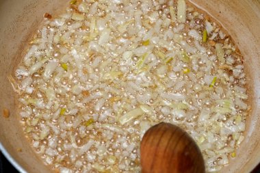 Doğranmış soğan bir tencerede cızırdıyor, sıcak bir akşamda lezzetli kokular yayıyor..