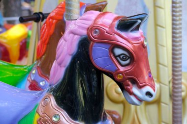 Güzel hazırlanmış bir atlıkarınca canlı renkler ve karmaşık detaylar gösterir..