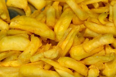 Kalabalık bir pazarda çıtır çıtır atıştırmalıklar üst üste yığılmış, yoldan geçenleri cezbediyor..