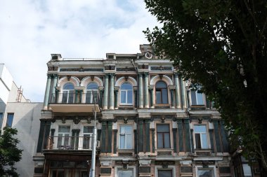 Zarif bina, canlı Kyiv arkaplanına karşı çarpıcı detaylar içeriyor.