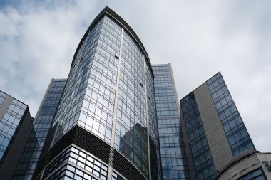 Kiev 'in hareketli kentsel manzarasında bulutlu gökdelenler yükseliyor.