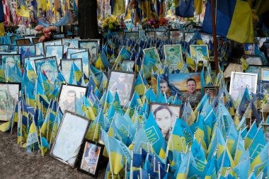 Ziyaretçiler, Ukraynalı cesur savaşçıların anısına düzenlenen törende saygılarını sunuyorlar..