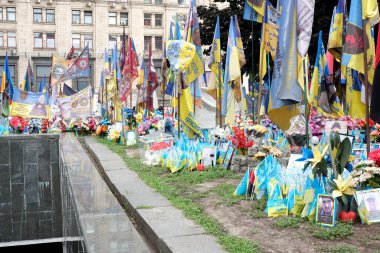 Çiçekler, bayraklar ve fotoğraflar anıtta cesur askerleri onurlandırıyor..