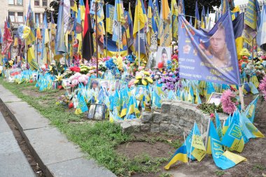 Kyiv 'deki cesur askerlerin anısına çiçekler ve bayraklarla dolu kalpten bir övgü..
