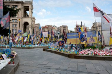 Bayraklarla ve kalpten anıtlarla süslenmiş cesur Ukraynalı askerlere bir övgü..