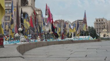 Yazın Kyiv 'in Bağımsızlık Meydanı' nda düşen Ukraynalı Askerler Anıtı 'nda bayraklar dalgalanıyor