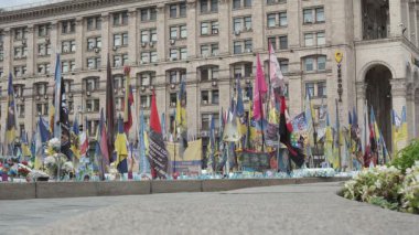 Yazın Kyiv 'in Bağımsızlık Meydanı' nda düşen Ukraynalı Askerler Anıtı 'nda bayraklar dalgalanıyor