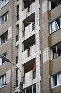 Bir binanın balkonunda aşınma, eşsiz bir tasarım ve şehir hayatı sergileniyor..