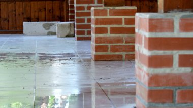 Tuğla sütunlar gururla durur bu dingin uzayda yeni cilalanmış fayansların arasında.