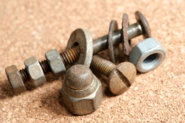 Çeşitli cıvatalar, fındıklar ve contalar mantar yüzeyine sanatsal olarak istiflenmiştir..