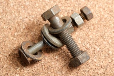 Birkaç eski cıvata ve fındık kırsal bir arka planda ustalıkla düzenlenmiştir..