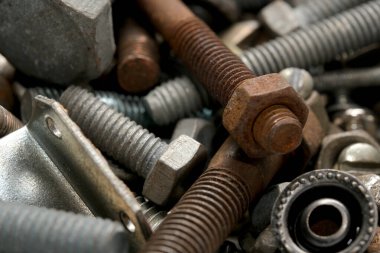 Canlı bir cıvata, fındık ve vida karışımı..