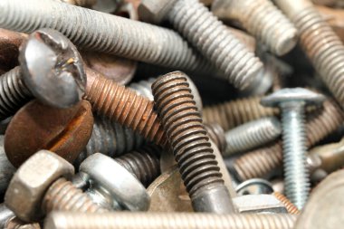 Atölyede bulunan çeşitli vida ve cıvataların yakın plan görüntüsü.