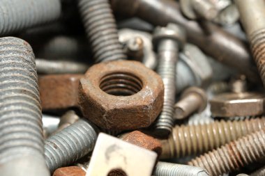 Paslı cıvata ve fındık koleksiyonu, metal işçiliğinin güzelliğini gözler önüne seriyor..