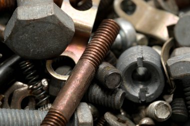 Paslı fındık, cıvata ve vida dolu yıpranmış bir alet kutusu zengin bir tarihi anlatıyor..