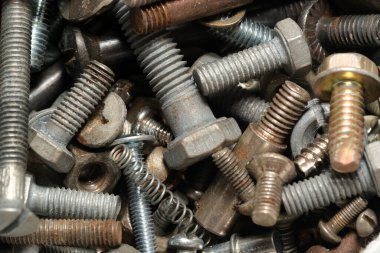 Farklı projeler için hazırlanmış çeşitli metal cıvata ve vidalar koleksiyonu.